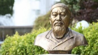 Қазақтың бес ұлы жазушылары